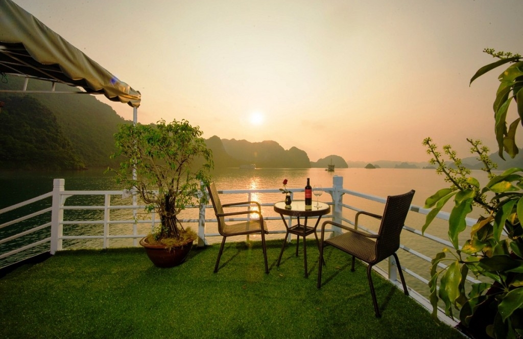 Scorpion-Cruises-Sundeck